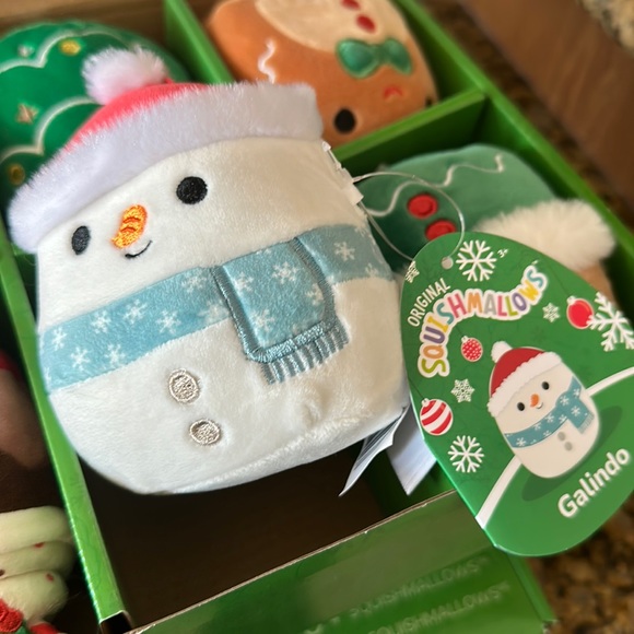 Holiday limited edition Squishmallow “Galindo” 1/8 in set - Picture 1 of 4
